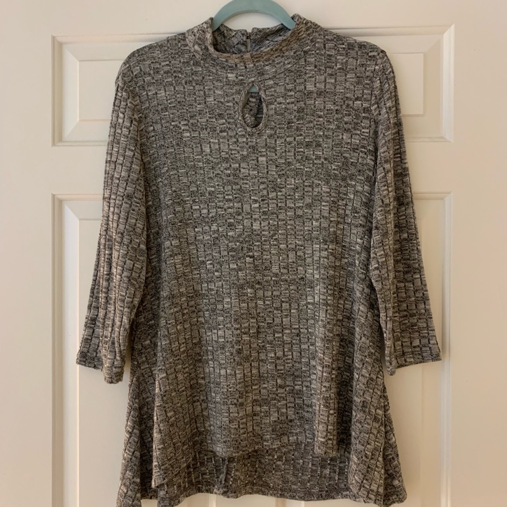 READ DESCRIPTION 🍒BUNDLE SALE tunic w/keyhole
